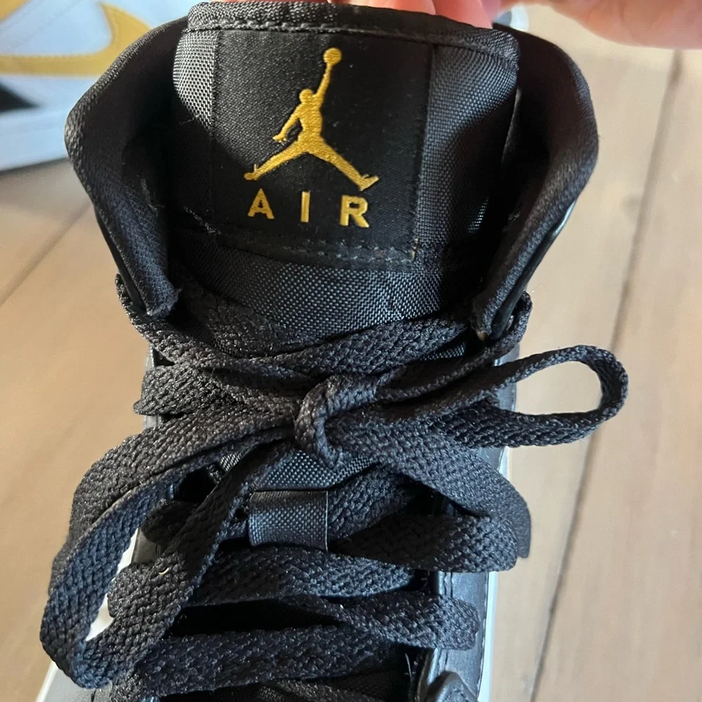 Air Jordan’s mids 1 white pollen BLK university Gold Sneakers Size 9.5